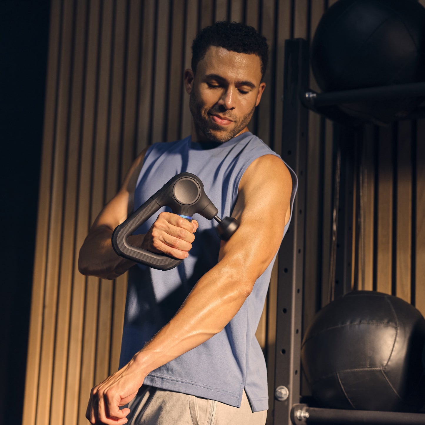 Theragun Prime 第六代 衝擊式按摩槍-3公尺耐用防摔設計